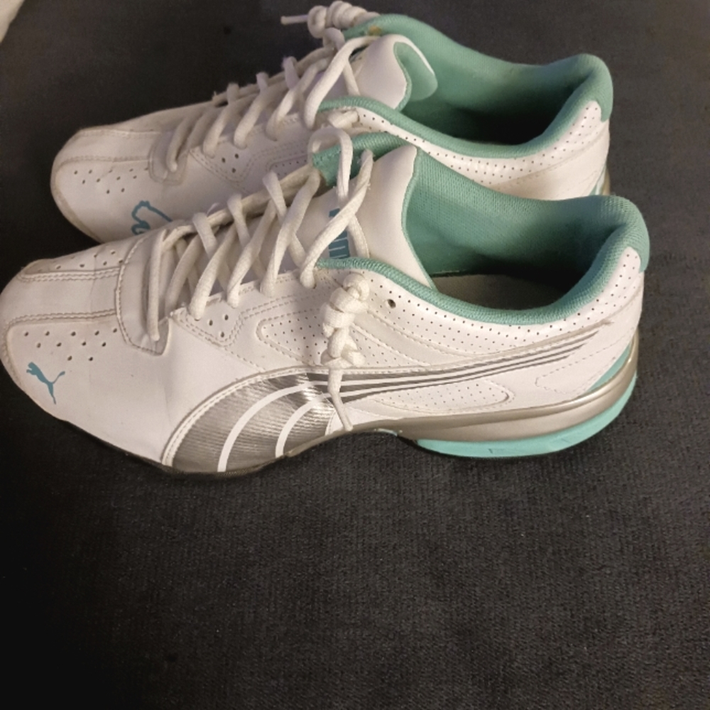 Woman's tennis shoes